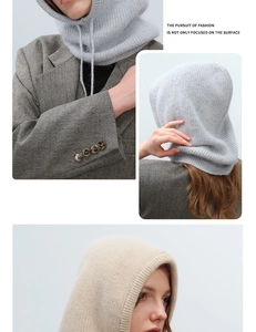 Detail der Strickstruktur der hellgrauen und beige Sturmhaube am Model im Studio