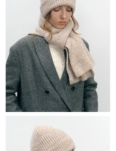 Détail de l'ensemble bonnet et écharpe en maille épaisse beige et lavande pour l'hiver