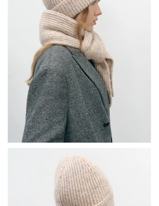 Détail d'un ensemble bonnet et écharpe en laine beige avec de légers mouchetages colorés