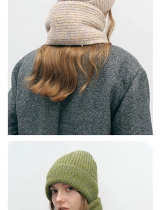 Détail de la texture en maille épaisse du col beige et du bonnet vert en ensemble