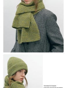 Détail de l'ensemble bonnet et écharpe en grosse maille de laine mélangée vert olive