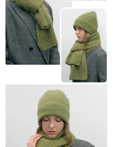Détail d'un ensemble bonnet et écharpe en maille de laine vert mousse à côtes