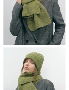 Détail d'un ensemble bonnet et écharpe en maille vert mousse avec un manteau gris
