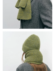 Gros plan sur l'ensemble écharpe et bonnet en maille vert olive avec texture épaisse