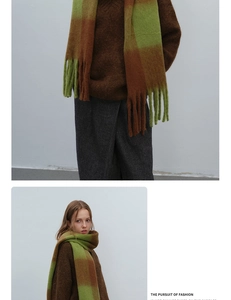 Details von grün-braunem Oversize-Karo-Schal mit langen Fransen und dicker Textur