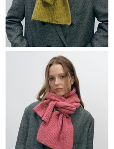 Détail de la texture en maille de l'écharpe en laine mélangée rose et gingembre