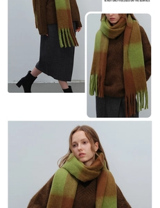 Details eines dicken karierten Schals mit Fransen in Grün, Braun und Beige