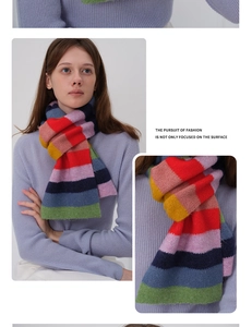 Détail de l'écharpe en laine tricotée montrant des rayures colorées et texture