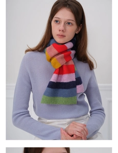 Gros plan d'une écharpe en laine à rayures colorées avec un pull en tricot lavande