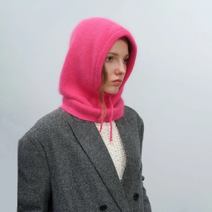 Rosa Mohair Strick Sturmhaube mit Kordelzug für den Winter an einem weiblichen Model