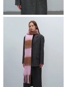 Details des rosa und braun gestreiften Strickschals mit Quasten und weichem Griff