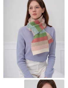 Détail de l'écharpe en laine à rayures multicolores montrant la maille douce