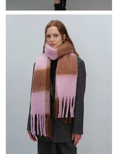 Details eines rosa-braunen übergroßen Plaid-Schals mit dicken Fransen und Stricktextur