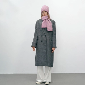Ensemble bonnet et écharpe en maille de laine avec manteau gris pour un style hivernal chaud