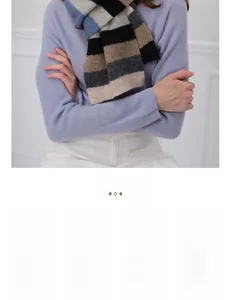 Détail d'une écharpe rayée en mélange de laine bleu et beige à texture tricotée