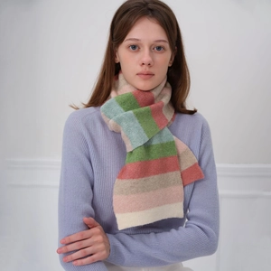 Écharpe en maille de laine à rayures pastel rose, vert et beige pour femmes