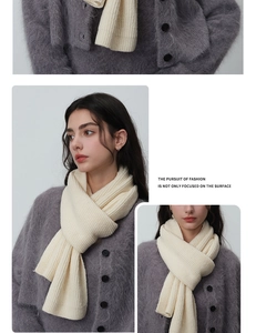 Détail d'une écharpe en laine tricotée blanc cassé avec texture à tissage vertical épais