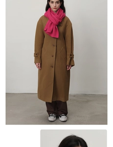 Écharpe minimaliste en laine rose vif assortie avec un long manteau marron pour femme