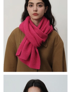 Détail d'une écharpe en maille douce mélange de laine magenta pour l'hiver