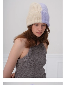 Détail du bonnet en maille côtelée beige et lavande avec une texture douce et chaude