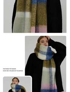 Nahaufnahme des dicken Strickschals mit Farbmuster in Khaki und Blau mit Modellansicht