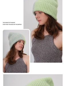 Détail du bonnet en tricot mélangé vert et bleu avec texture épaisse en laine côtelée