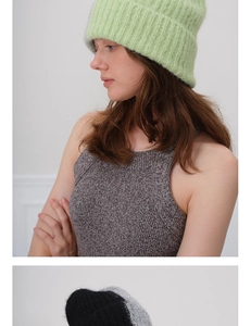 Détail de la maille côtelée douce de ce bonnet en laine mélangée vert clair pour femme