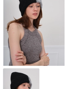 Détail d'un bonnet en laine à grosses mailles avec couture moderne noire et grise