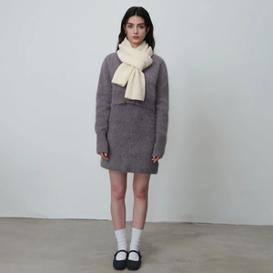 Écharpe minimaliste en laine mélangée pour femme assortie à une robe en maille grise
