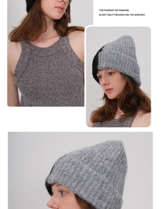 Texture de maille détaillée du bonnet en laine avec design élégant gris et noir