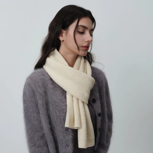 Écharpe élégante en maille côtelée beige pour femme avec un gilet d'hiver confortable