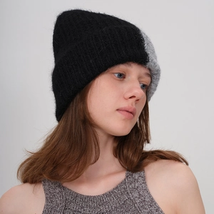 Bonnet en laine tricoté pour femme avec design bicolore noir et gris chaud et doux