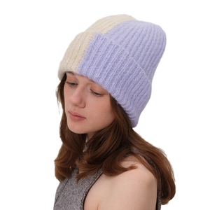 Bonnet en laine pour femme avec rayures verticales épaisses en beige et violet lilas