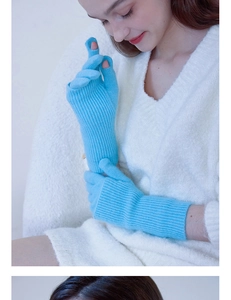 Detailed knit texture and thumb opening of sky blue wool blend touchscreen gloves