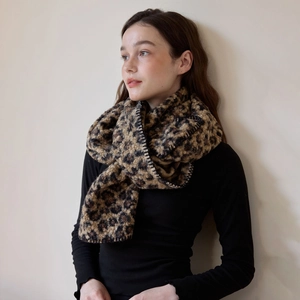 Fashionable leopard print wool-blend scarf for women with warm double-sided pattern design