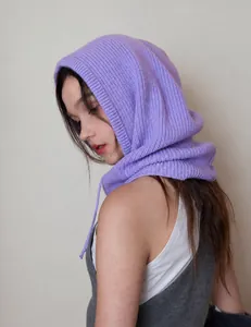 Nahaufnahme der lila Balaclava-Mütze mit Kordelzug und feinen Rippstrick-Details