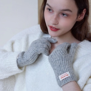 Women's warm grey knitted gloves with touchscreen function and brand woven label