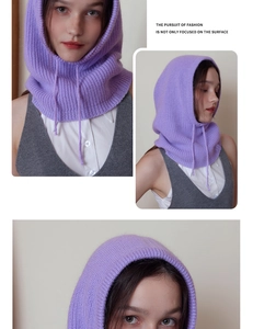 Detailansicht der lila Strick-Balaclava mit Kapuze und Kordelzug für den Winter