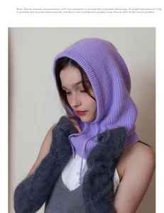 Detail der lila gerippten Balaclava-Kapuze und der flauschigen grauen Pelzhandschuhe