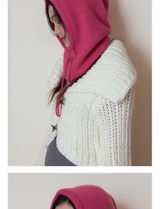 Detail der pinkfarbenen Strick-Balaclava mit grober Strickjacke und Metallschnalle