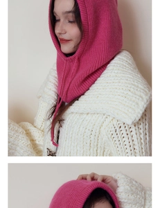Detailaufnahme der rosa Strick-Balaclava mit grober Struktur und Tunnelzug-Details