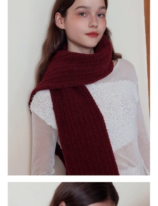 Détail d'une écharpe en laine bordeaux avec tissage épais pour la chaleur hivernale