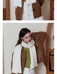 Gros plan sur la texture de l'écharpe en laine beige et tenue d'hiver avec veste marron chic