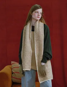 Detail von Strickschal und Handschuhen mit weißen Kanten in nostalgischem Ambiente