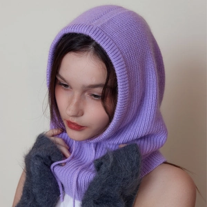 Gestrickte Balaclava-Kapuze in Lila mit Kordelzug und dunkelgrauen Plüschfäustlingen
