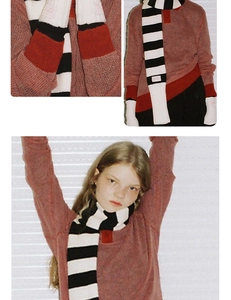 Détail de l'ensemble écharpe et manchons en tricot rayé noir et blanc avec étiquette