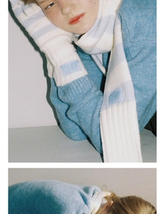 Détail d'un ensemble écharpe et gants en maille à rayures bleu clair et beige chiné