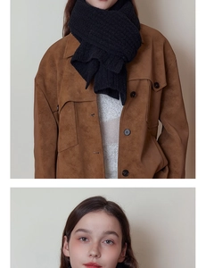 Gros plan sur l'écharpe en maille noire épaisse et la texture de la veste en daim marron