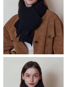 Gros plan d'une écharpe en laine noire avec une veste marron vintage et des boutons