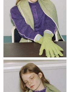 Detaillierte Nahaufnahme der lindgrünen Strickhandschuhe und des Wollschal-Sets